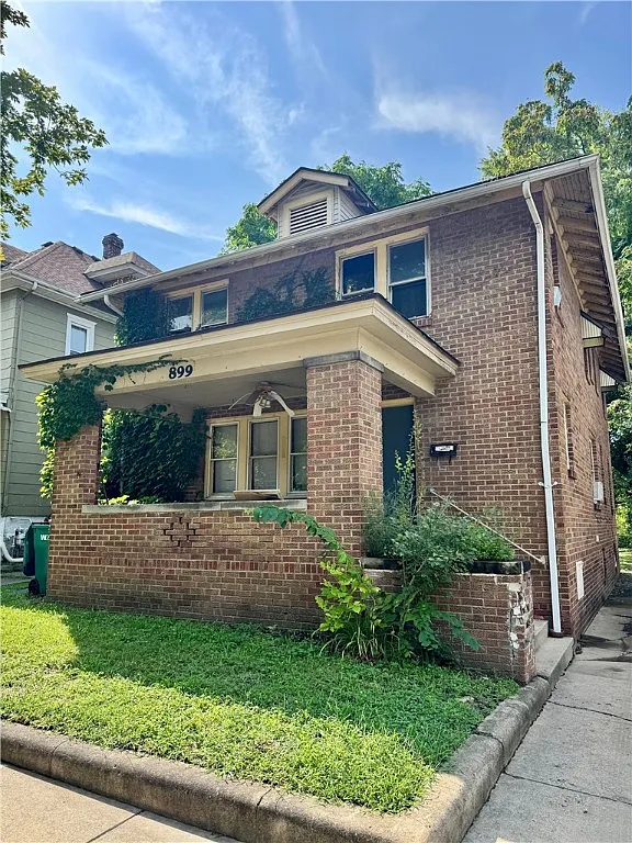 899 W Main St photo 1