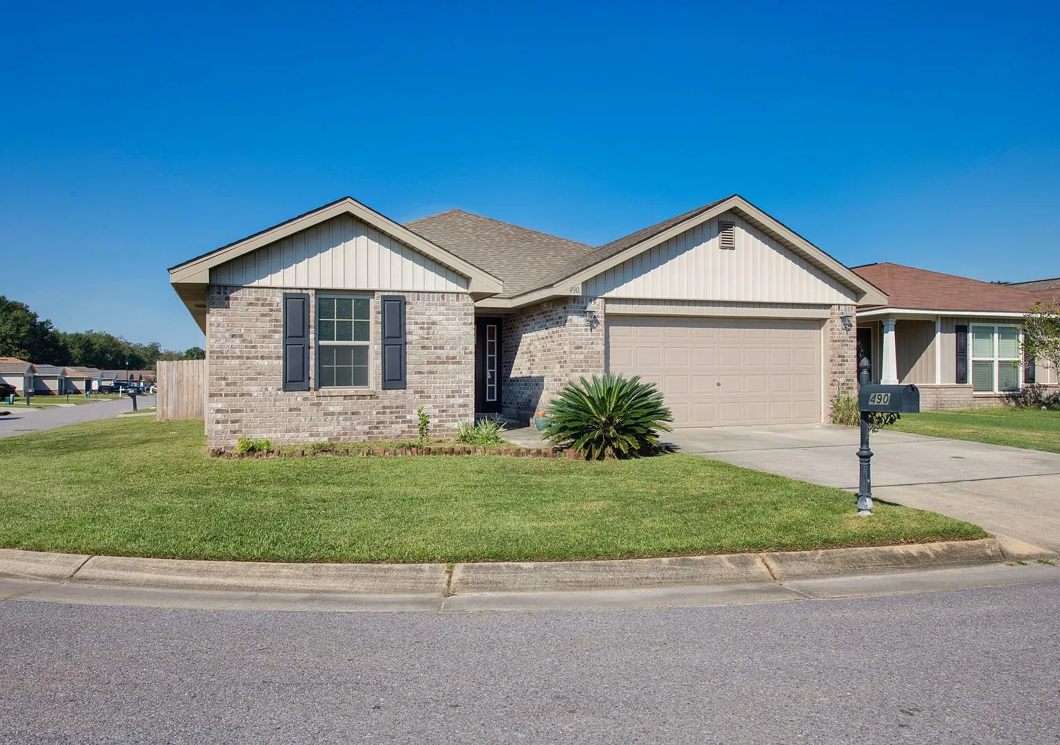 Charming Southern Cottage in Cove Gardens 3 Bedrooms, 2 Bathrooms & Privacy-Fenced Backyard! — Photo 1