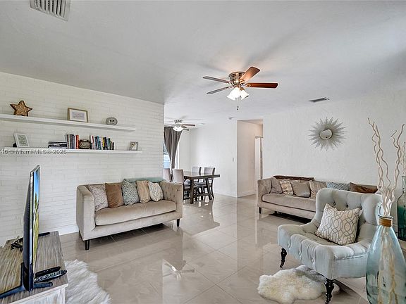 4th image of 2655 Island Dr