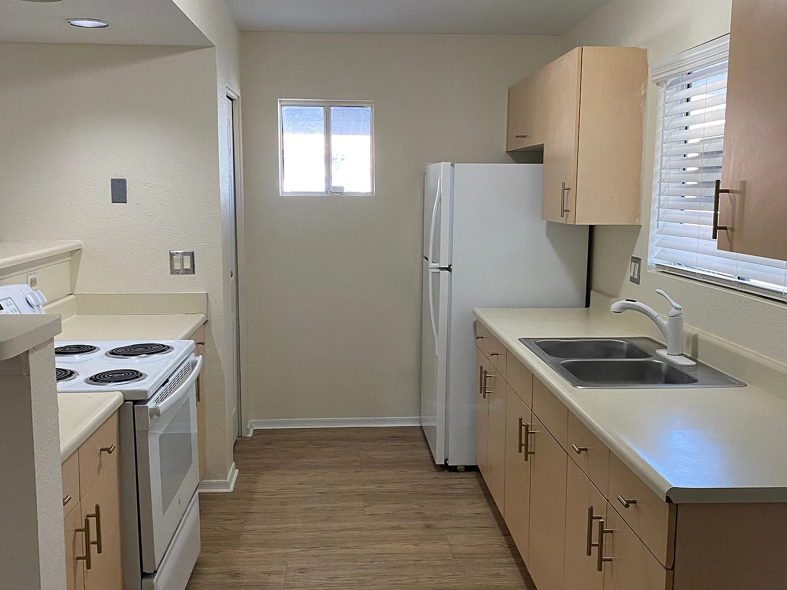 3 bed, 2.0 bath, 1245 sqft, $1,915 — Photo 2