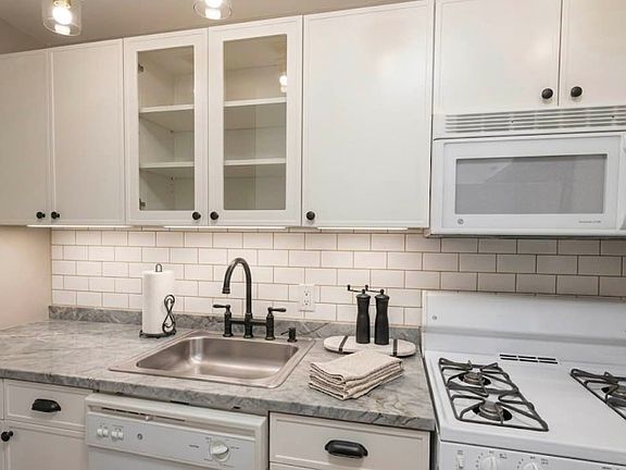 5th image of 225 E 58th St APT 3c