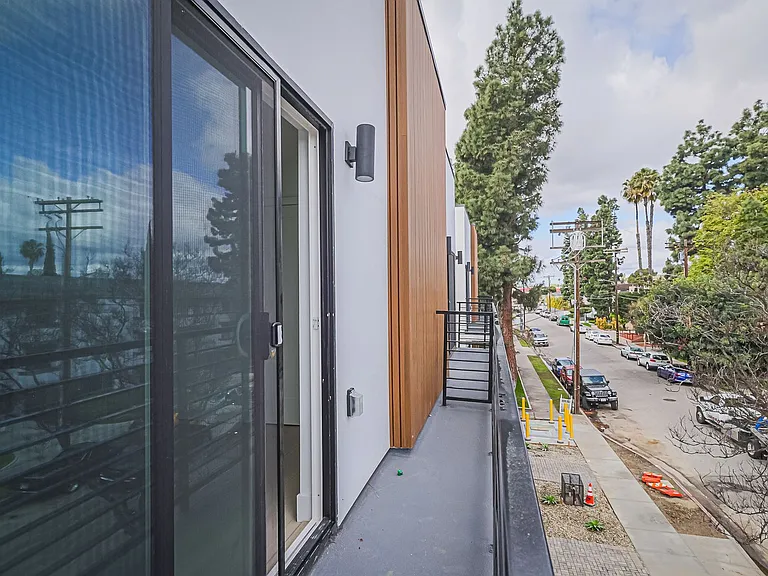 New Construction Luxury 4 Bed Townhomes With Roof Decks — Photo 25