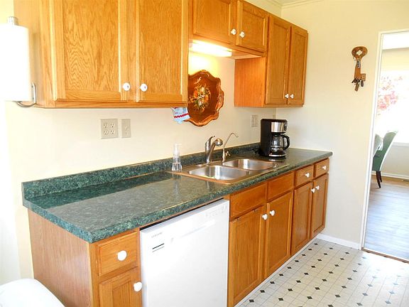 3rd image of 25 Middlebury Ave
