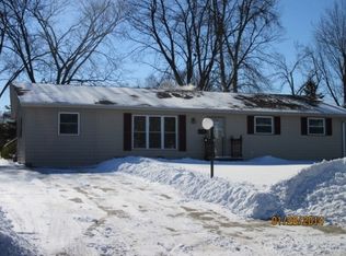 452 Illini Dr, Carol Stream, IL 60188