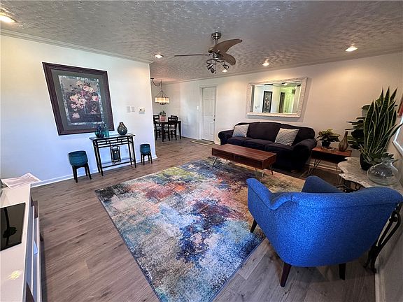 2nd image of 4039 Crestwood Dr