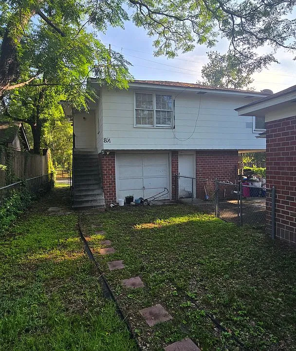 8 1/2 Columbus Dr