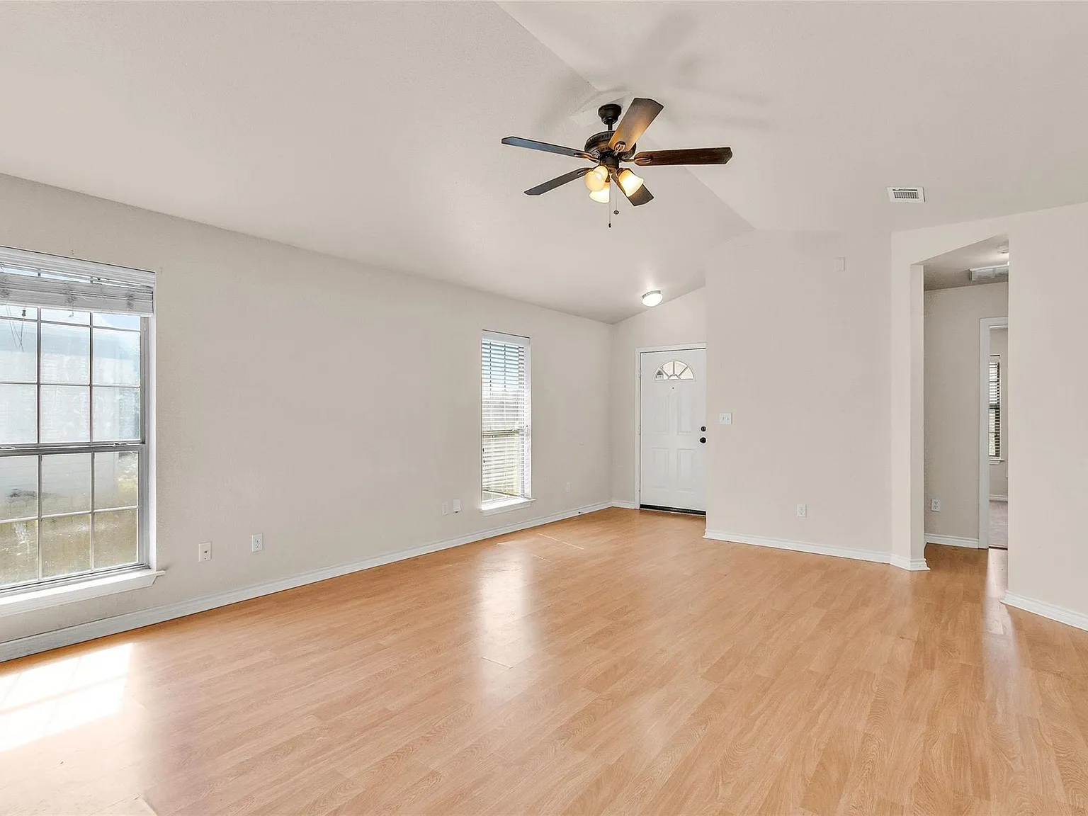 3 bed, 3.0 bath, 1328 sqft, $1,650 — Photo 4
