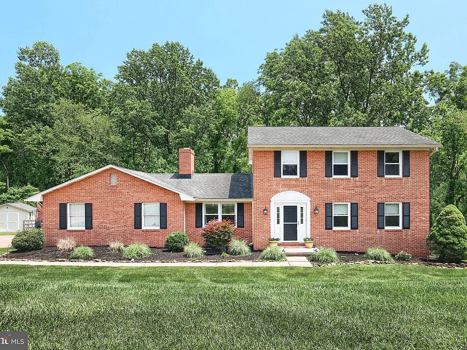 1st image of 1800 Twin Lakes Dr