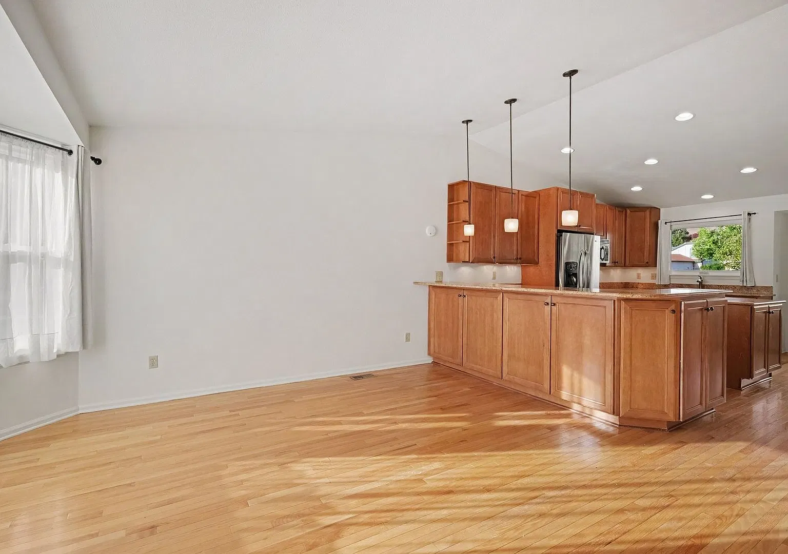 Beautiful 4-Bedroom Home on Large Corner Lot in Littleton — Photo 2