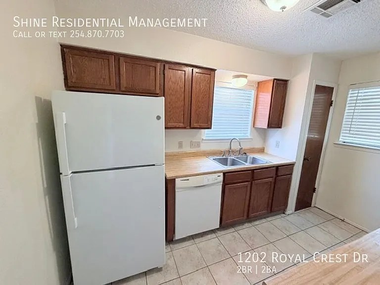 1202 Royal Crest Dr — Photo 23
