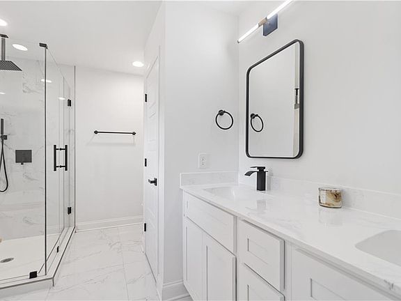 4th image of 904 Ellen St