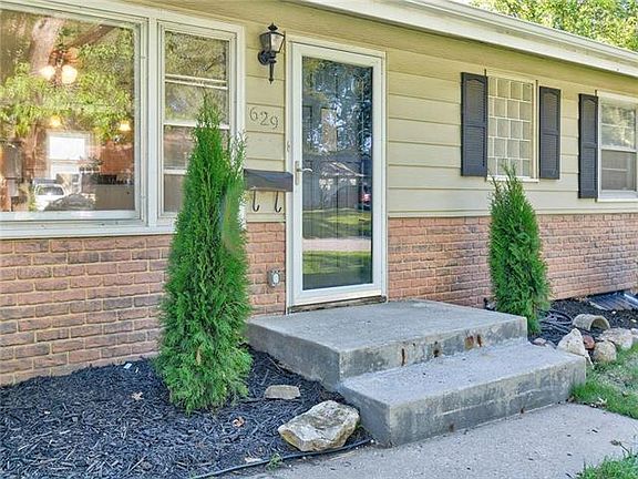 3rd image of 629 NW Village Dr