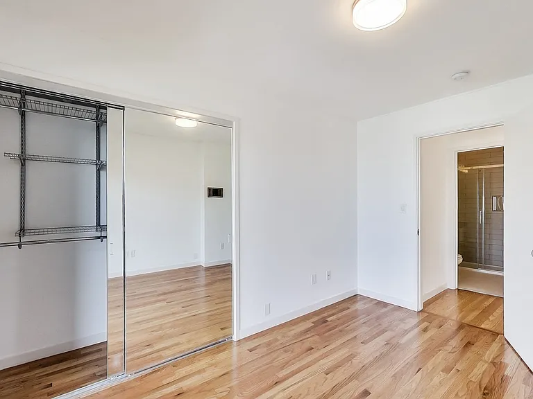 20 San Antonio — Photo 10