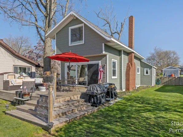834 Lakeview Dr, Fremont, MI 49412