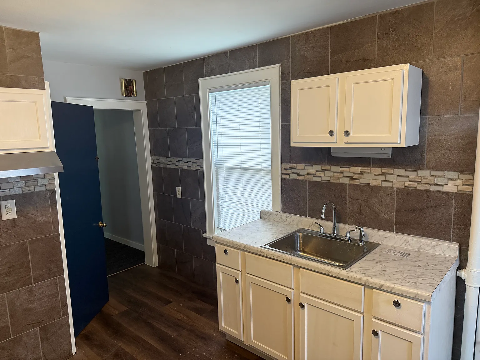 3 bed, 1118 sqft, $2,500 — Photo 2