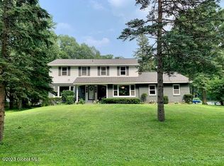 888 Heather Ln, Niskayuna, NY 12309