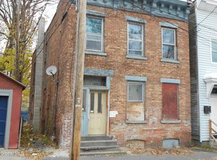 11 101st St, Troy, NY 12180