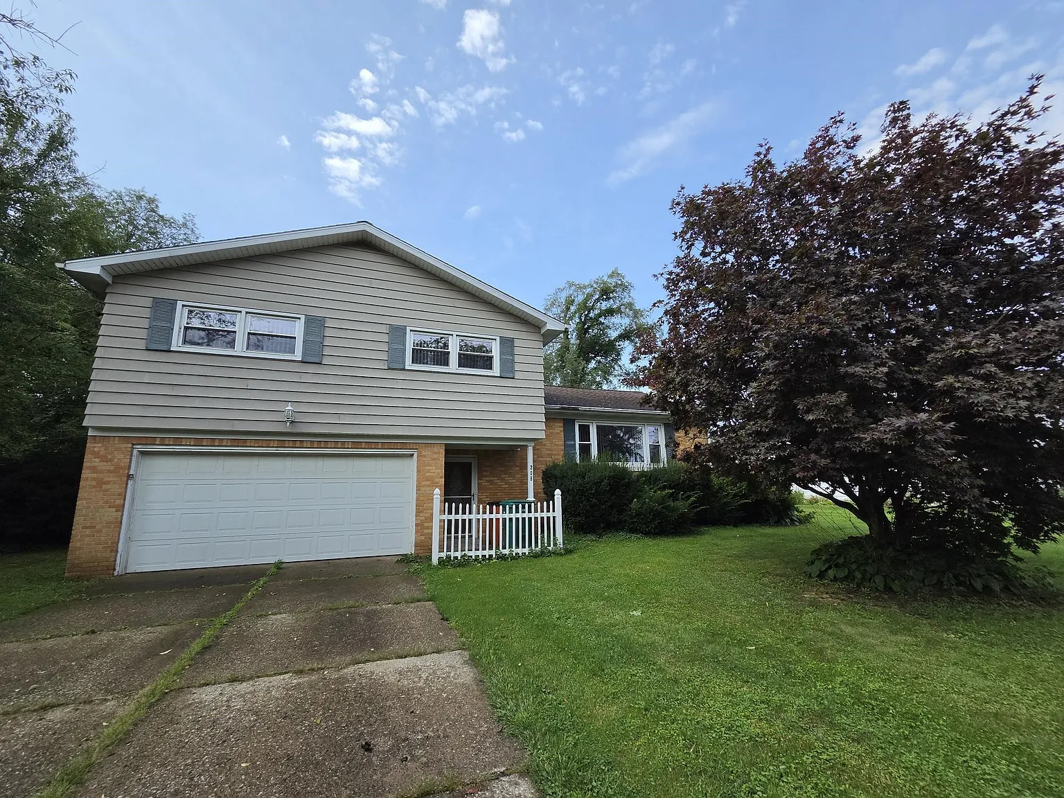 3 bed, 1.5 bath, 1789 sqft, $1,695 — Photo 1