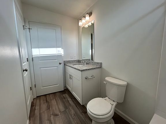5th image of 336 N Broadway Dr
