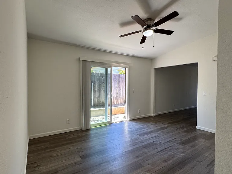 7604 Loucreta Dr — Photo 6