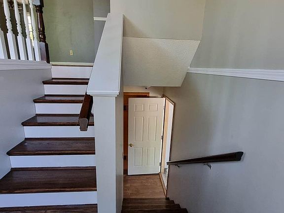 3rd image of 1011 W Burt Dr