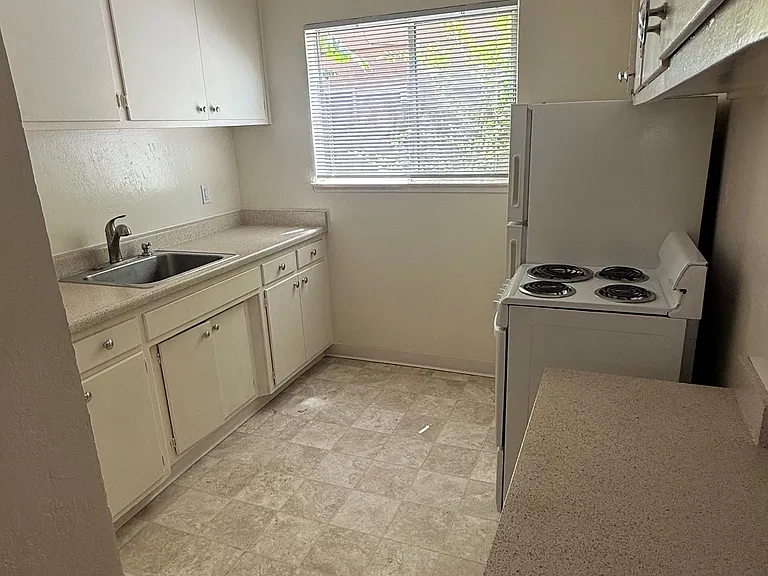 3240 W St — Photo 2