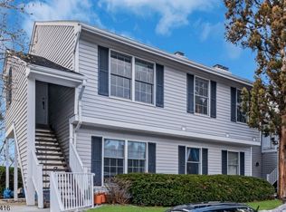 272 Kingbird Ct, Three Bridges, NJ 08887
