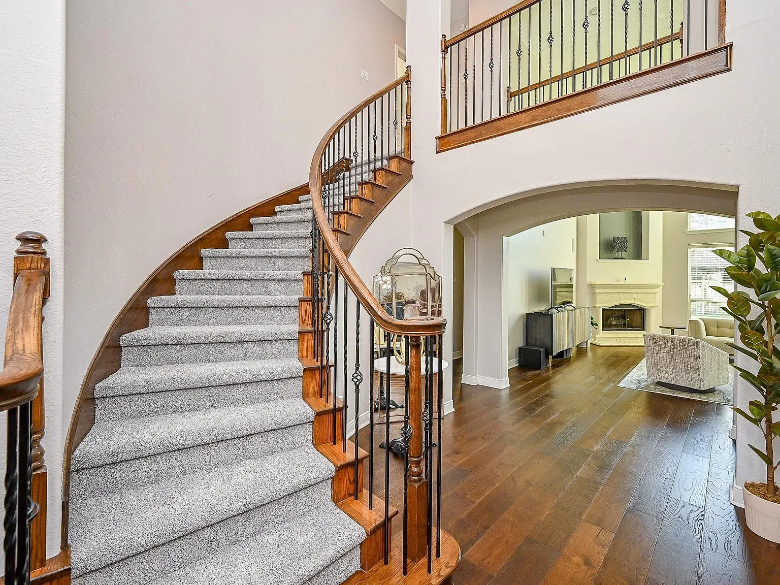 5 bed, 4.5 bath, 4530 sqft, $4,500 — Photo 4