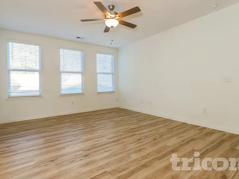 180 Everett Sq — Photo 2