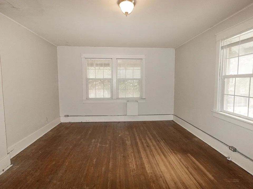 1407 E Walnut St