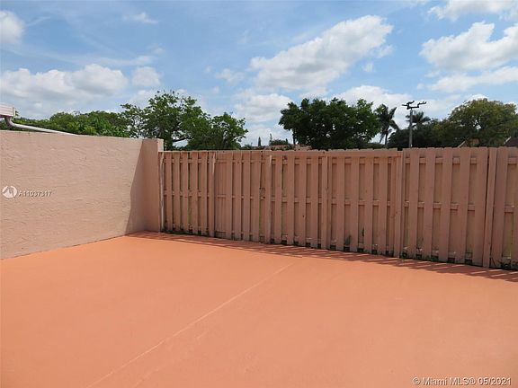 spacious back area...great for entertaining