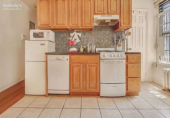 4th image of 208 Thompson St APT 10