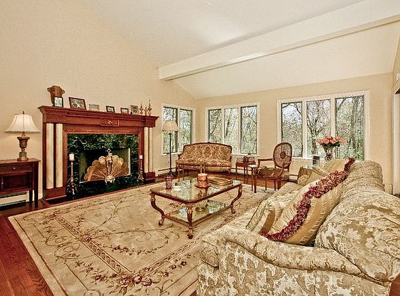 5th image of 25 Crestview Dr