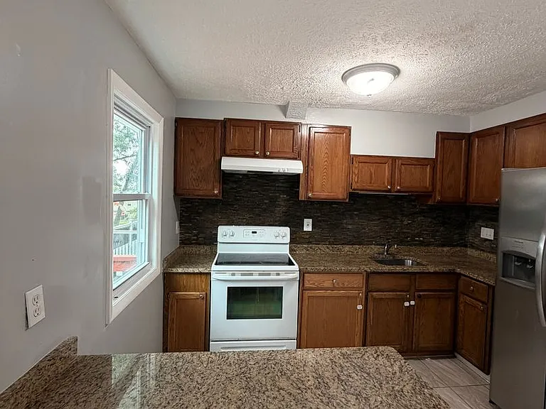 556 Burlington Ct — Photo 9