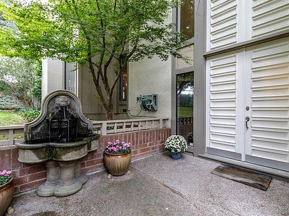 3rd image of 626 Sand Hill Cir