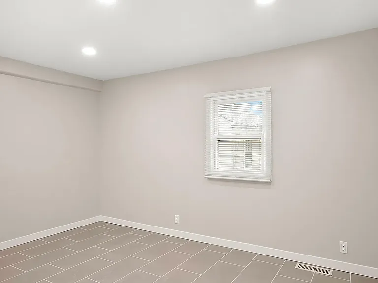 976 S 50th Ave — Photo 16