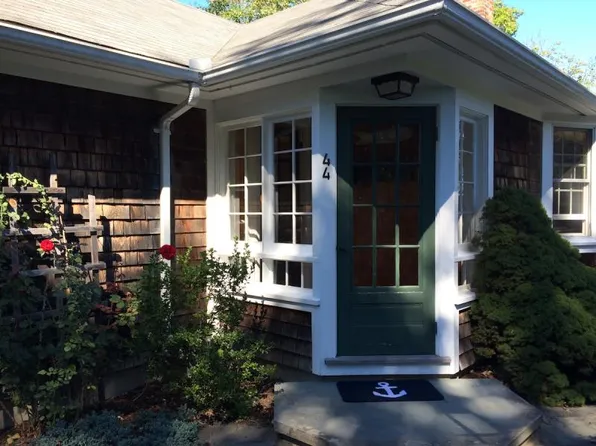 44 Briggs Rd, Saunderstown, RI 02874