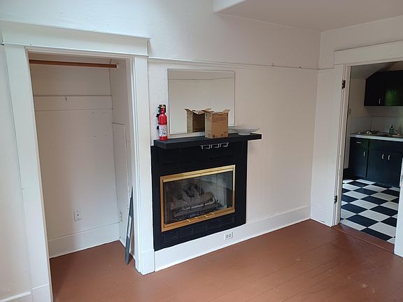 4th image of 627 N Pine St APT 2