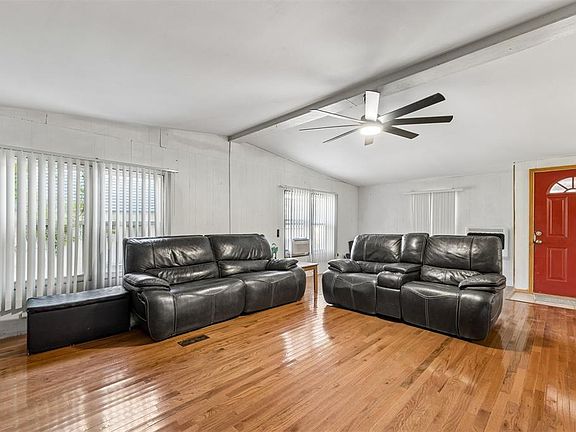 8th image of 19001 Rolling Oak Rd