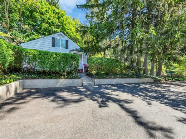15 Cherry Ln #A, Glen Head, NY 11545