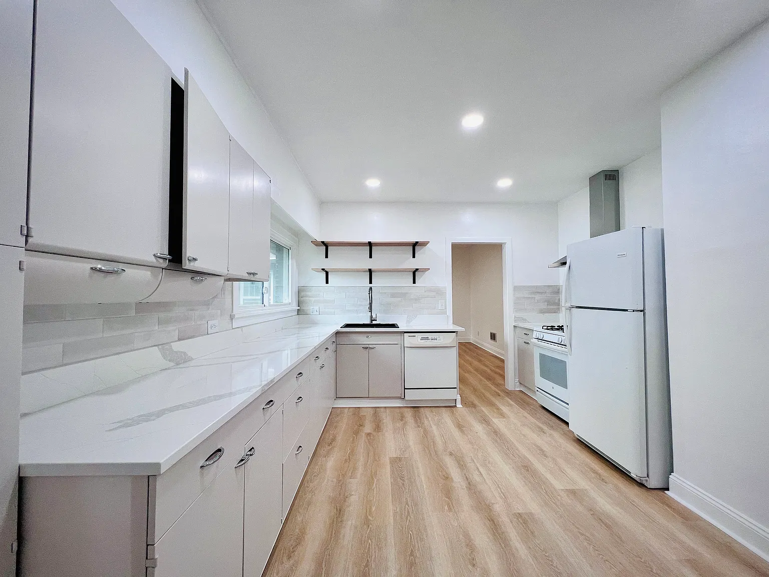 3 bed, 1500 sqft, $2,500 — Photo 3
