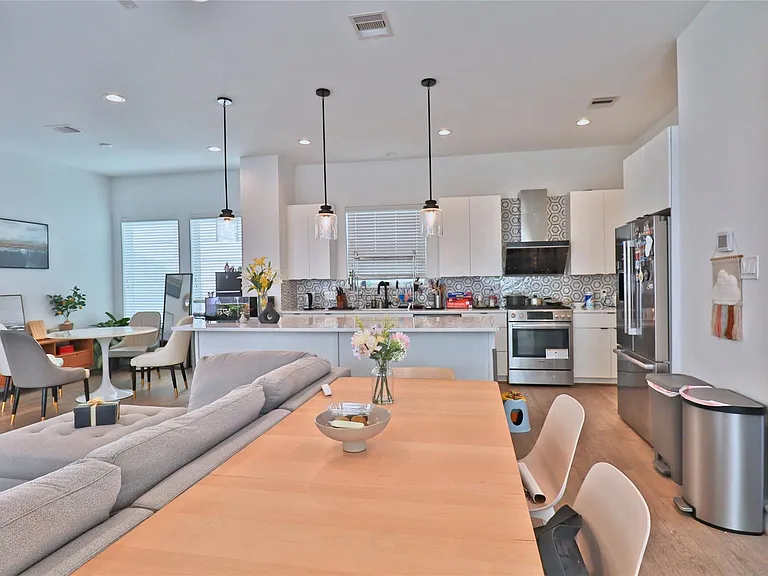 2637 Jackson St — Photo 9