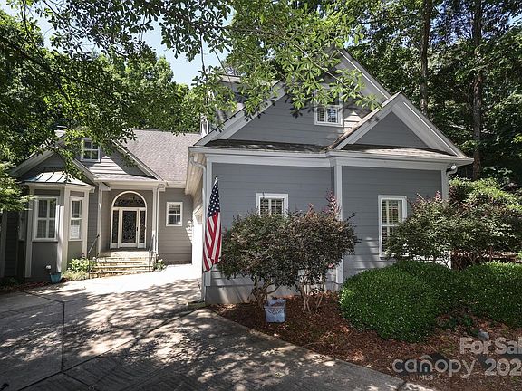 2nd image of 8 Oakwood Ln