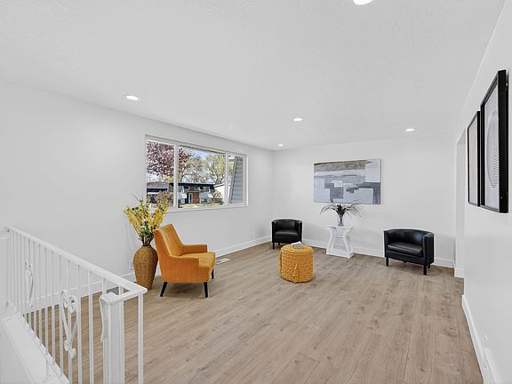 2nd image of 1211 W Tamarack Rd