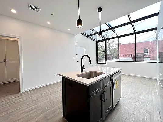 4th image of 20-01 Steinway St #2R