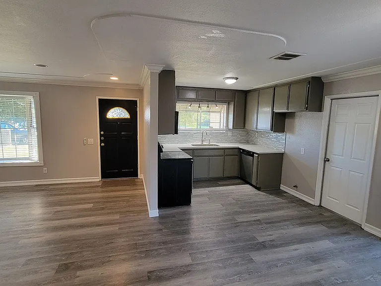 475 Georgetown Ave — Photo 5