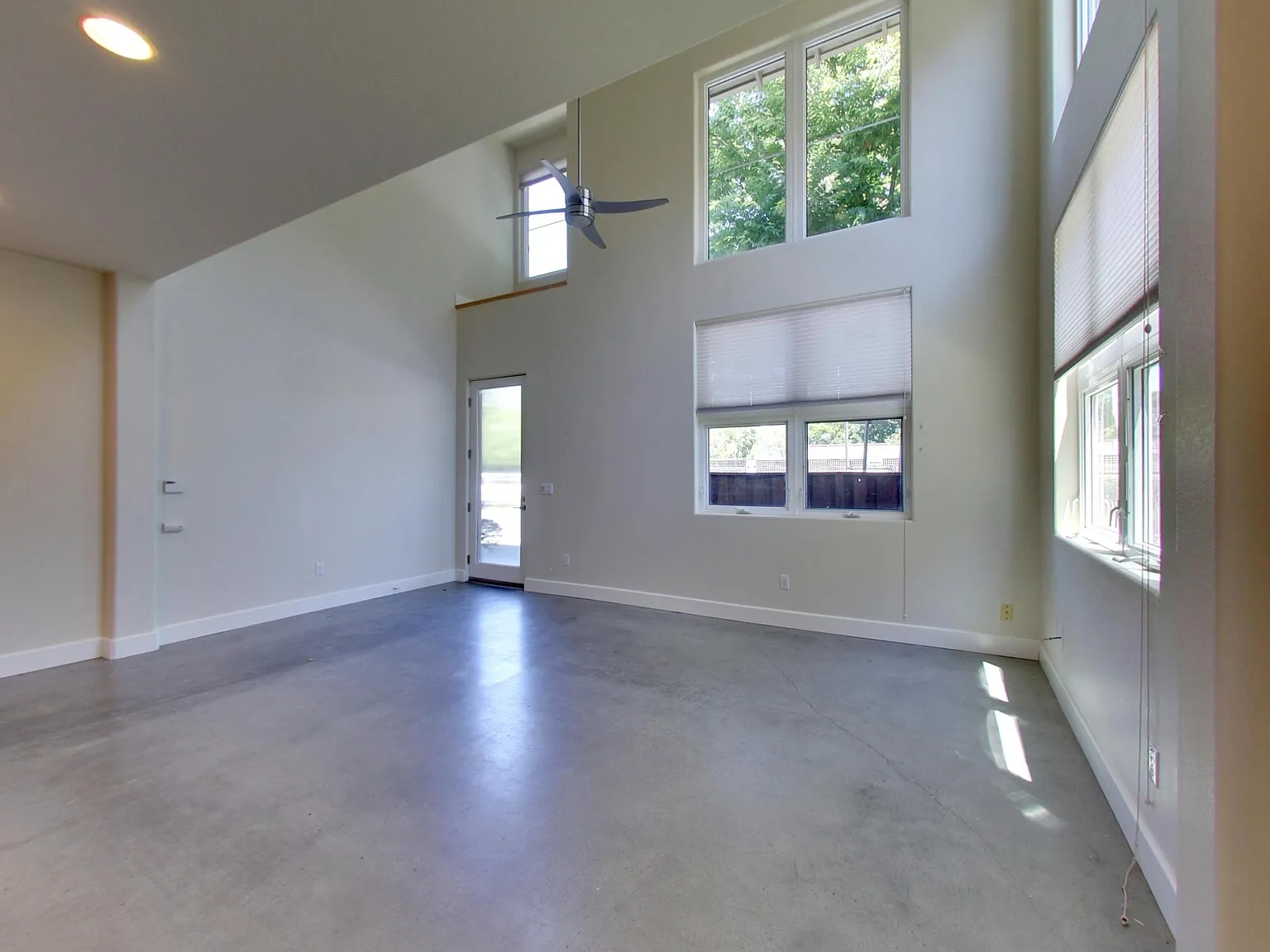 1 bed, 1.5 bath, 952 sqft, $2,500 — Photo 3