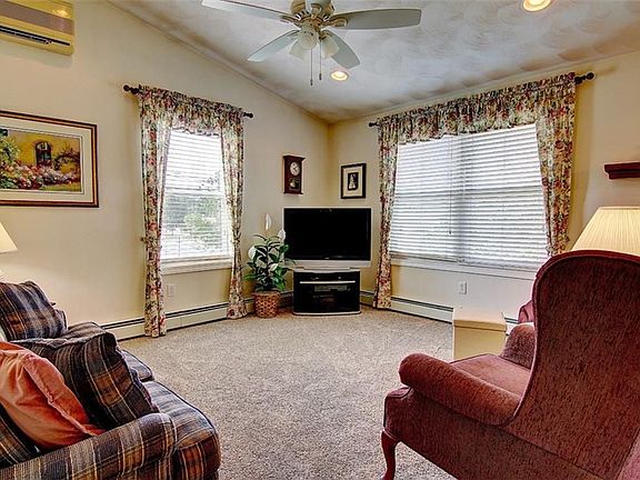 4th image of 260 Ferris Ave