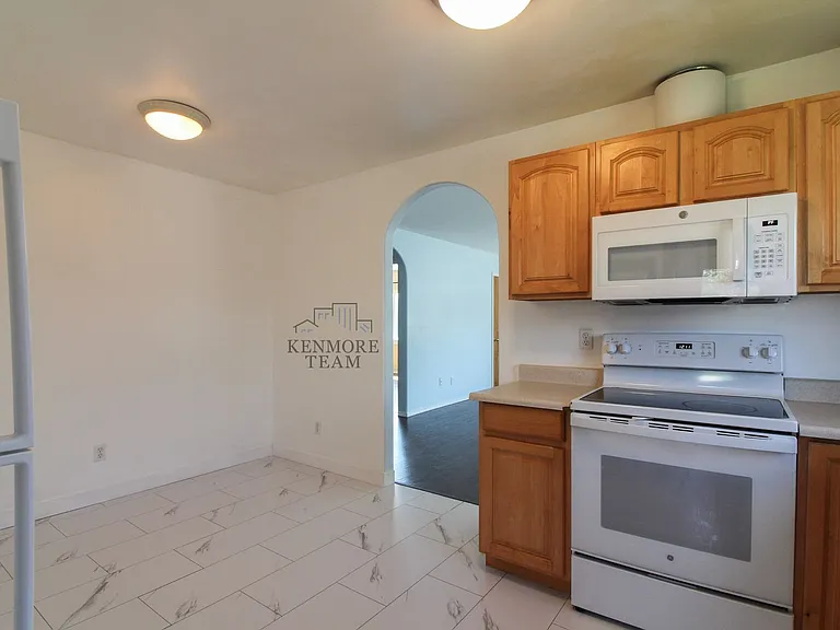 402 Abbot St — Photo 9