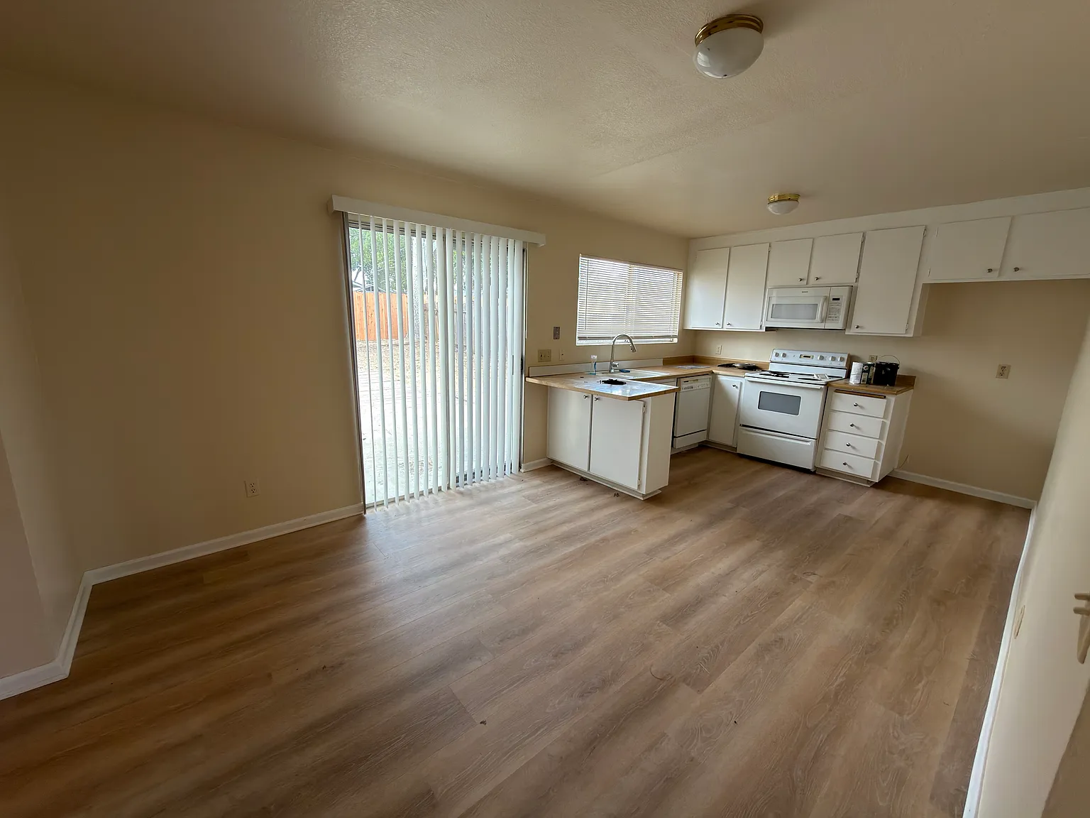 3 bed, 1160 sqft, $2,696 — Photo 3